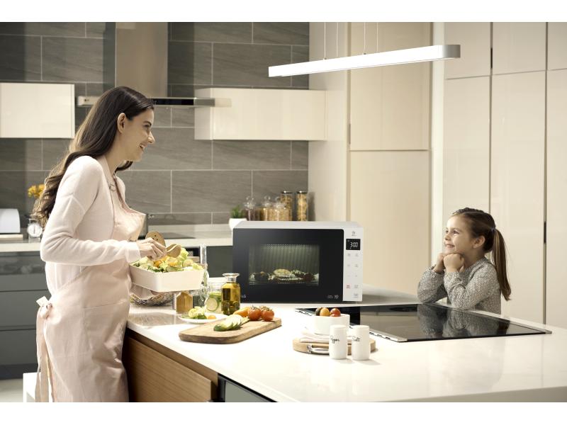 LG Mikrowelle NeoChef MS23NECBW Weiss