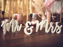 Partydeco Partyaccessoire Holzschrift Mr &amp; Mrs 50 x 10 cm, Gold
