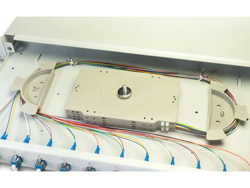 Lightwin Spleissbox 12 Fasern, 6x DLC/APC SM, 9/125µm OS2 Pigtail