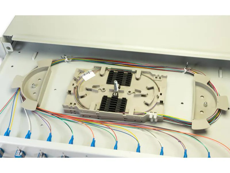 Lightwin Spleissbox 12 Fasern, 6x DSC/APC SM, 9/125µm OS2 Pigtail