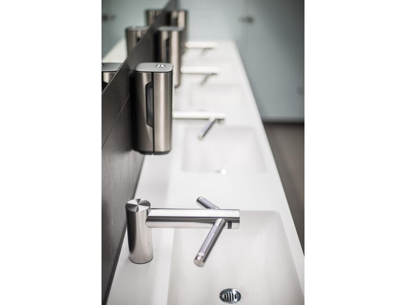 Dyson Händetrockner Airblade Wash + Dry WD04 mit niedriger Armatur