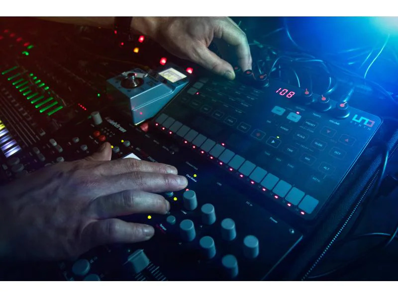 IK Multimedia Synthesizer UNO Synth