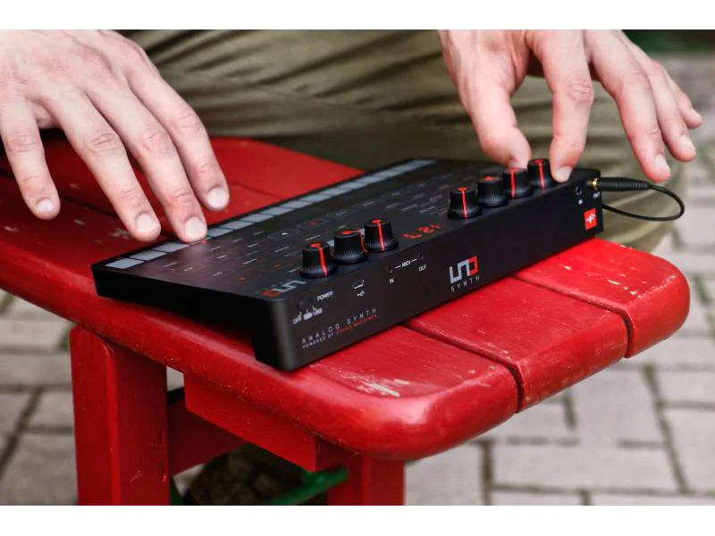 IK Multimedia Synthesizer UNO Synth
