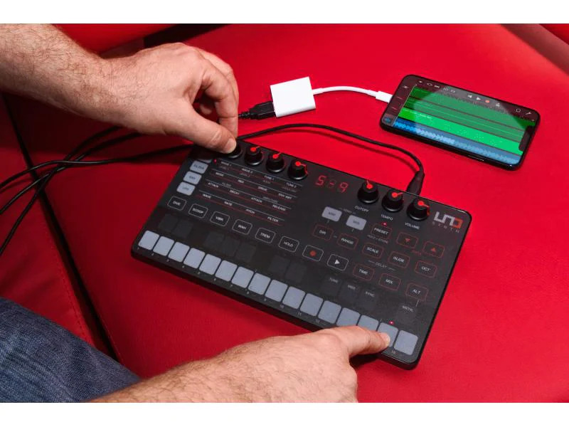 IK Multimedia Synthesizer UNO Synth