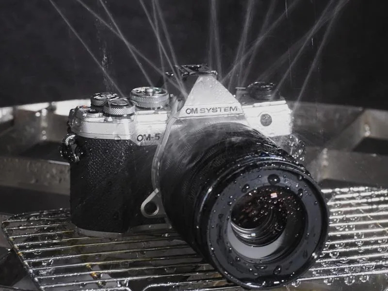 OM-System Fotokamera OM-5 M.Zuiko Digital ED 12-45mm F/4 PRO Silber