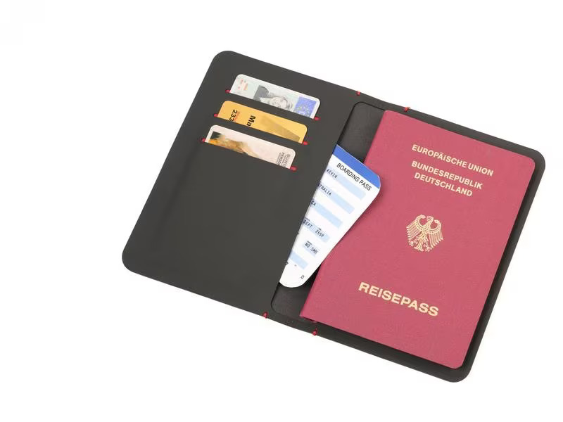 Troika Schutzhülle Slim Pass Schwarz