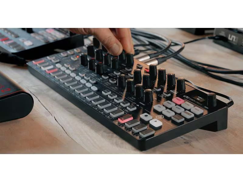 IK Multimedia Synthesizer UNO Synth Pro X