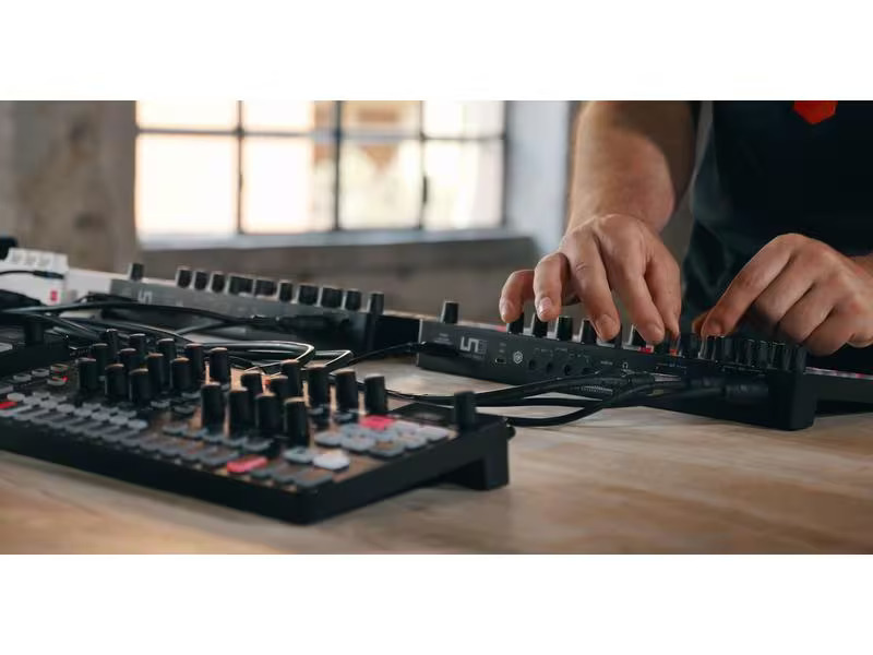 IK Multimedia Synthesizer UNO Synth Pro X